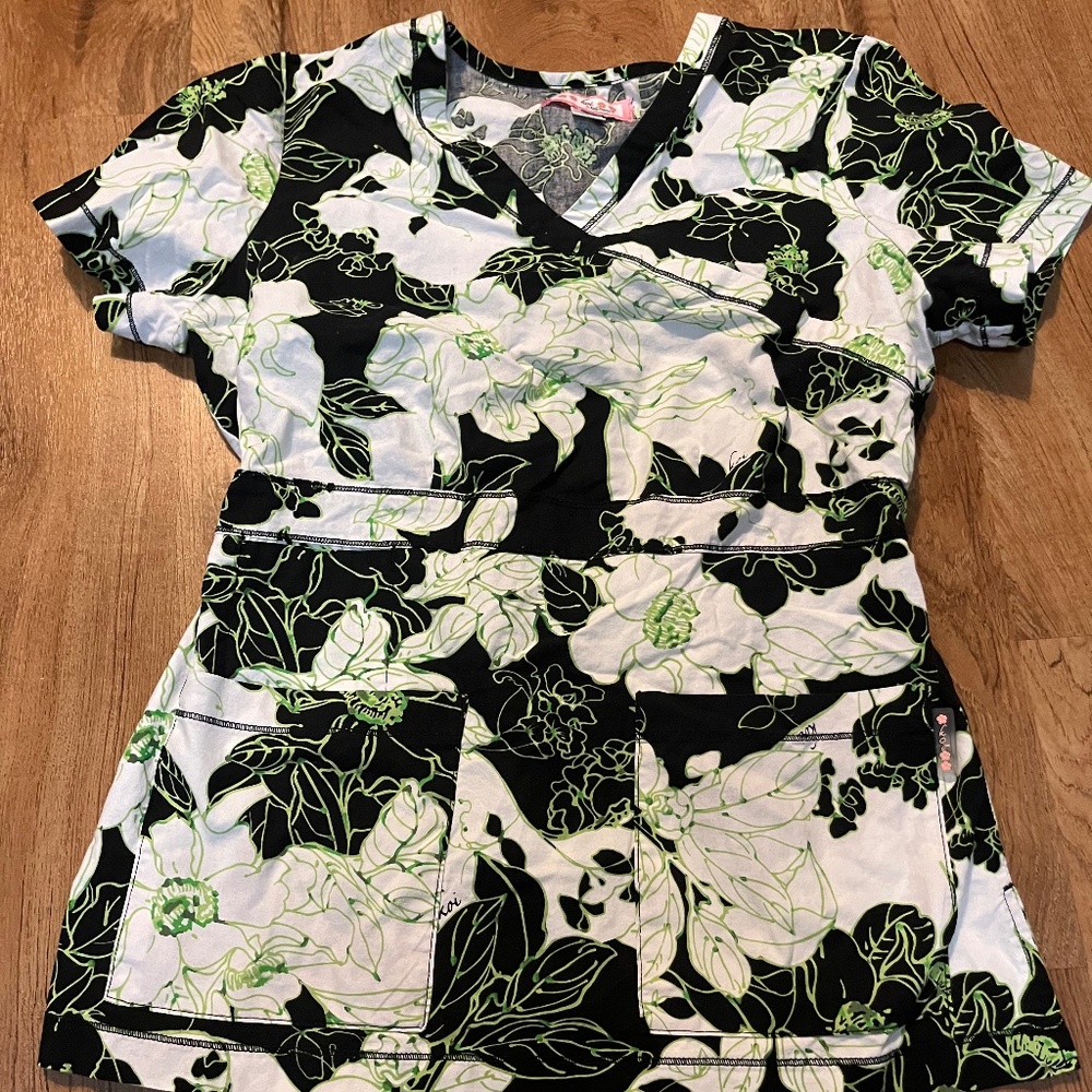 XS green and black scrub top